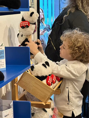 成都熊猫文创快闪店首度亮相伦敦，文化用品引爆英伦热潮